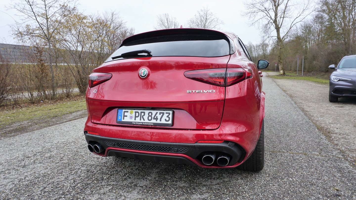 Vier Endrohre kennzeichnen das Stelvio-Topmodell.