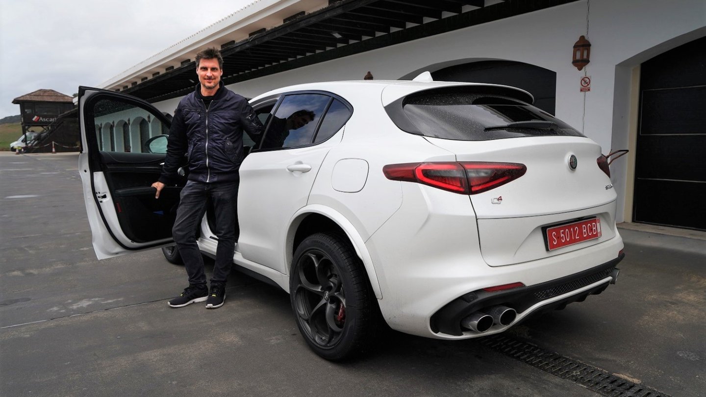Ziemlich beste Freunde: Der Alfa Romeo Stelvio Quadrifoglio und ich. Foto: Thomas Starck