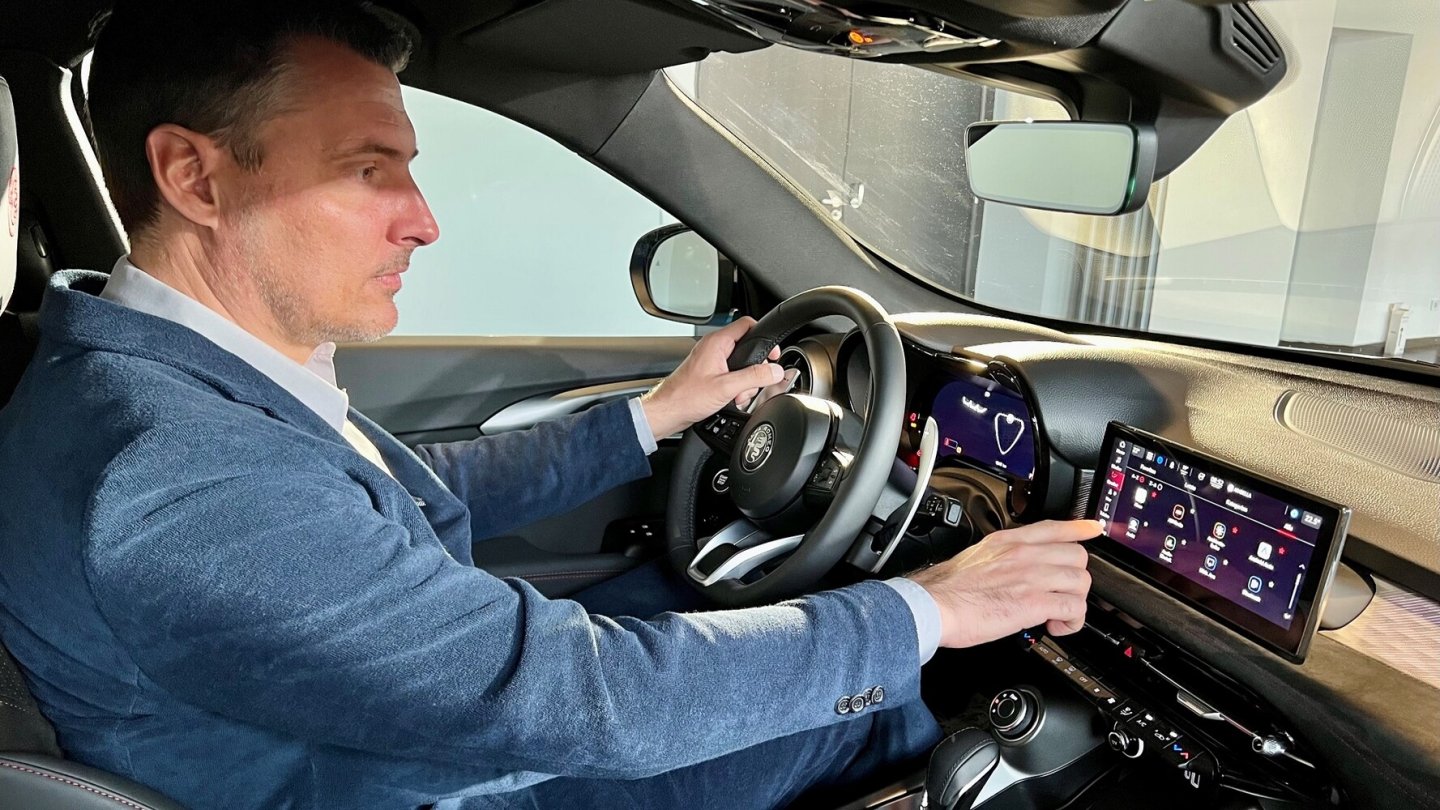 Die Bedienung läuft größtenteils über den Touchscreen auf der Mittelkonsole.