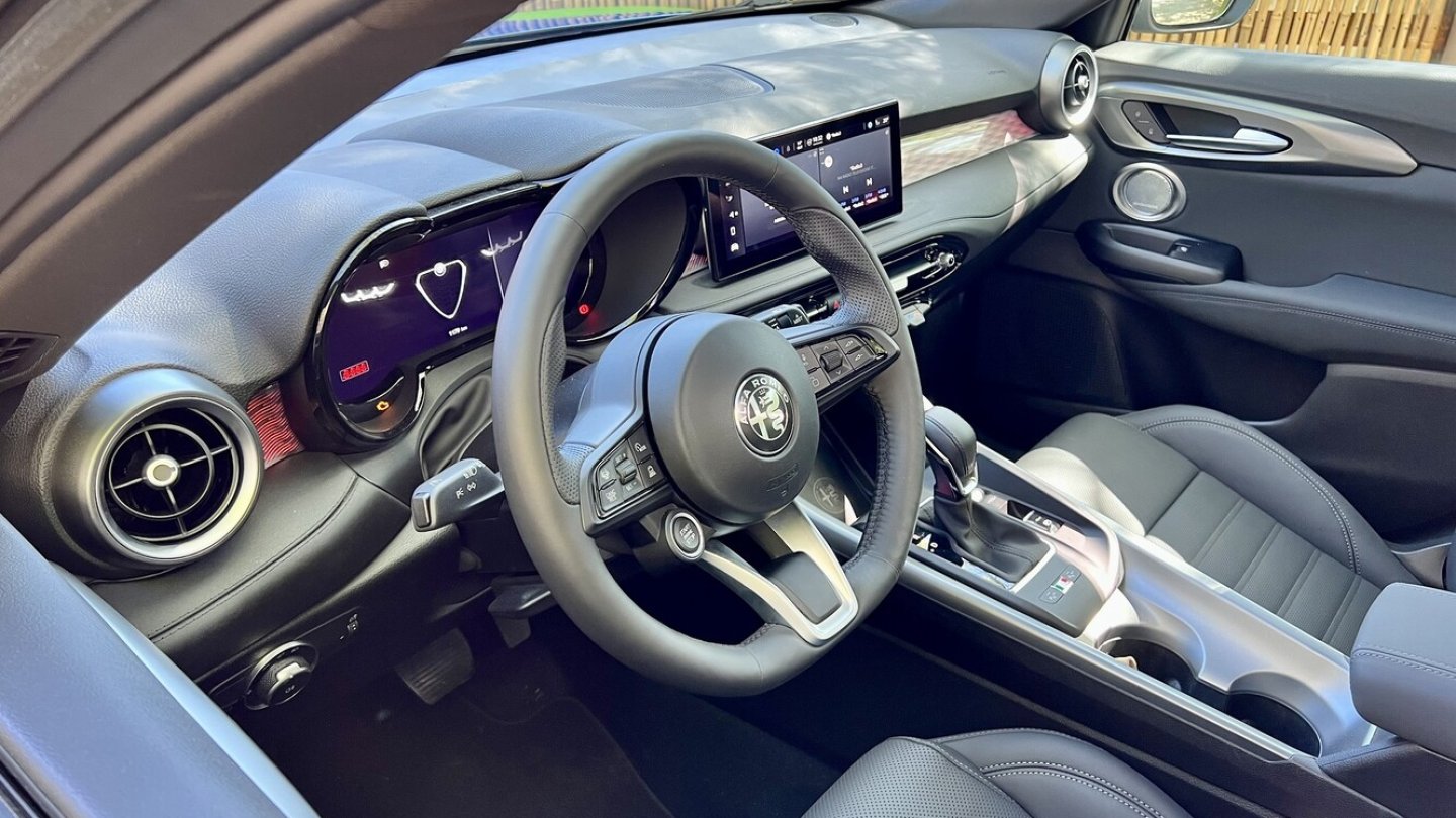 Die Instrumente hinter dem Dreispeichenlenkrad sind digital animiert.