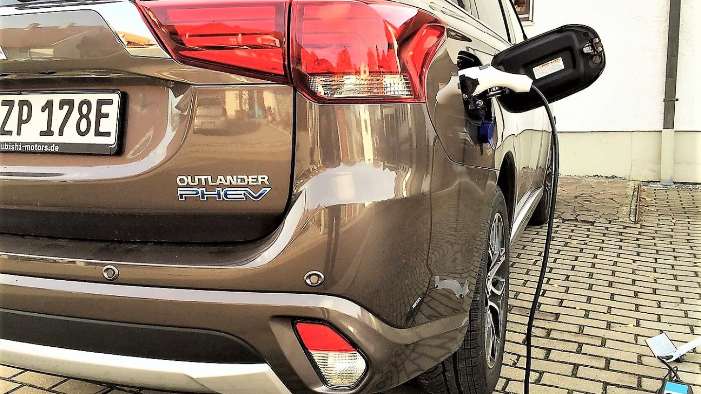 Lange Laden: Den Mitsubishi Plug-in Hybrid Outlander hatten wir noch an der Haushaltssteckdose gefüttert.