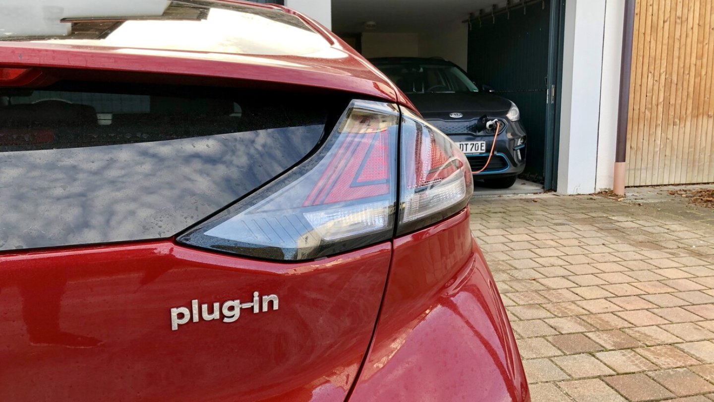 Günstig Strom tanken in der heimischen Garage: Für die Haushaltssteckdose eignet sich ein PHEV besser.