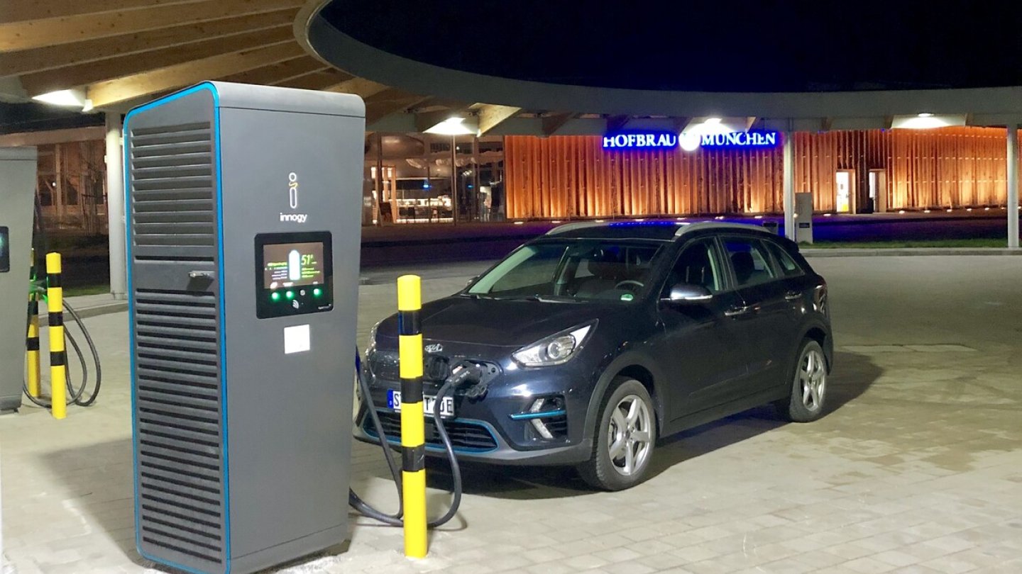 Der Kia e-Niro an einem Schnelllader von Innogy.