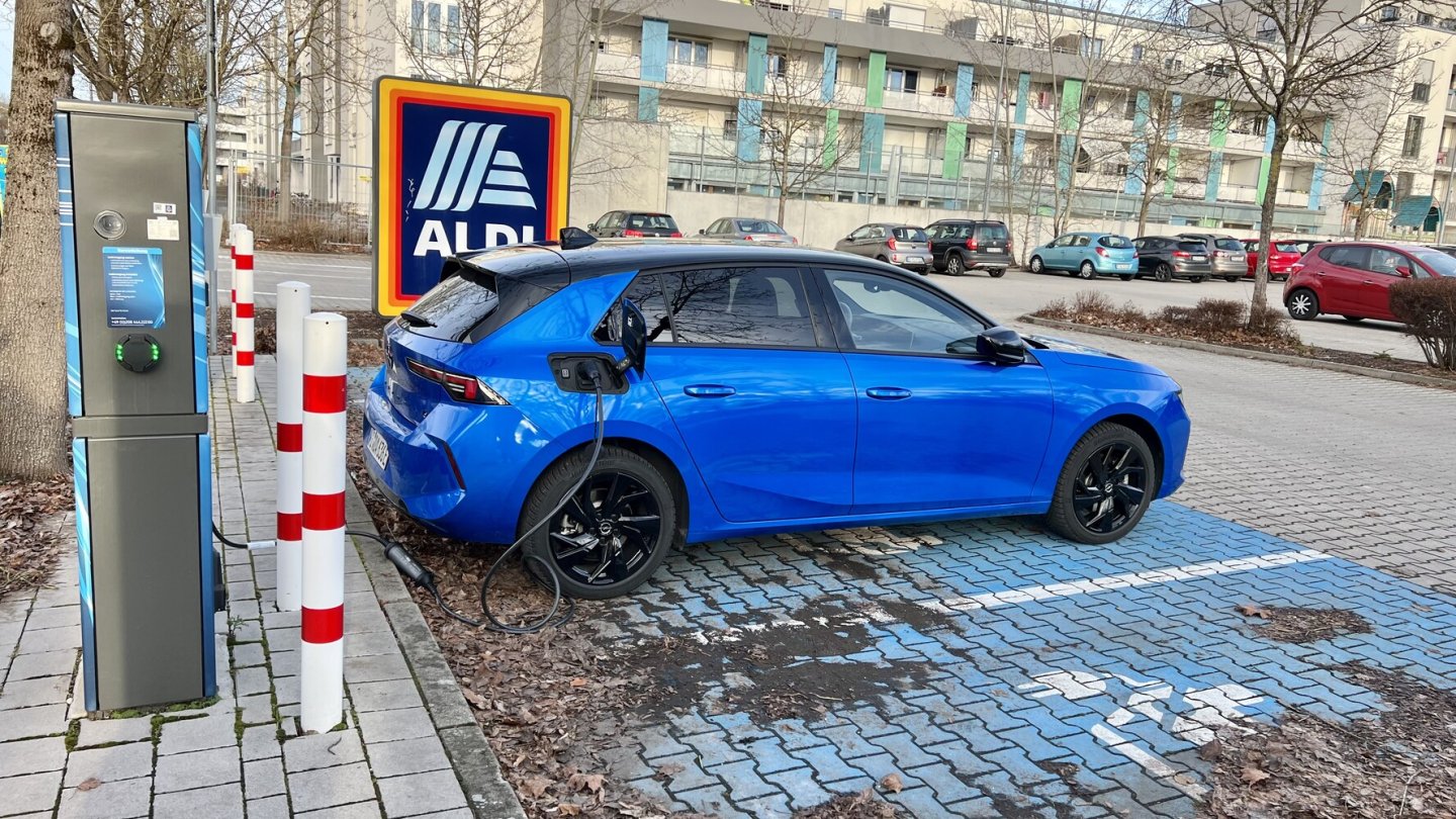 Viele Einzelhandelsketten halten auf den Parkplätzen für den Filialen Ladesäulen vor. Beim Discounter ist auch der Strom verhältnismäßig günstig.