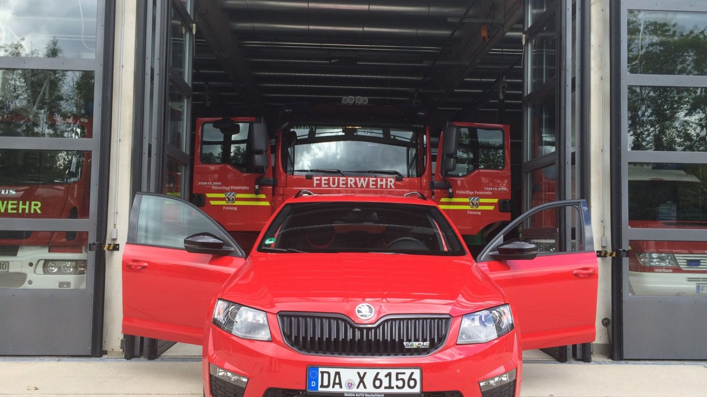 Entschuldigung, aber das rote, schnelle Auto mussten wir einfach so fotografieren