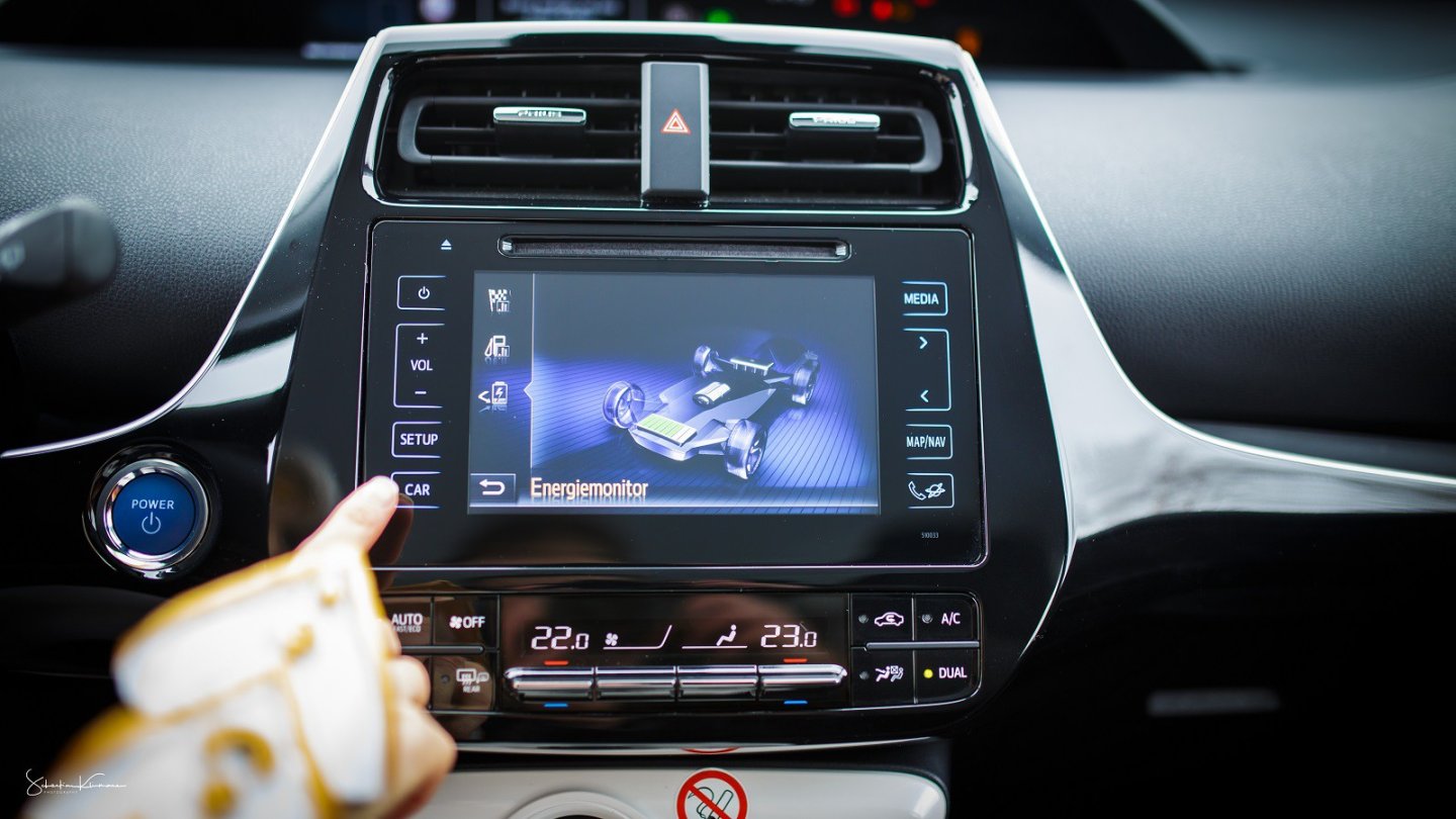 Den Energiehaushalt stellt der Prius für Fahrer und Passagiere einfach verständlich dar.