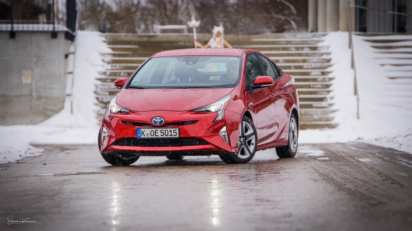 Die LED-Pupillen und der grinsende Kühlergrill formen ein Gesicht: Die Front des Prius.