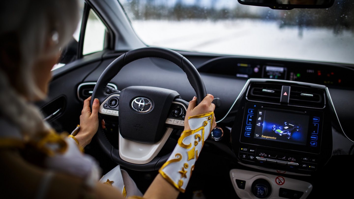 Das Cockpit zeigt sich optisch eigenwillig, aber überraschend hochwertig und gut verarbeitet.