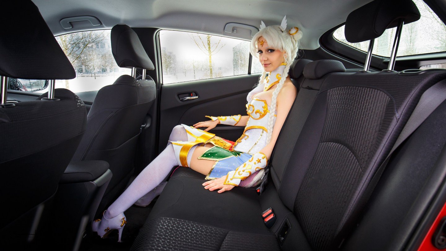 Im Fond herrscht ausreichend Platz für lange Beine. Für den Kopf kann es aber eng werden.