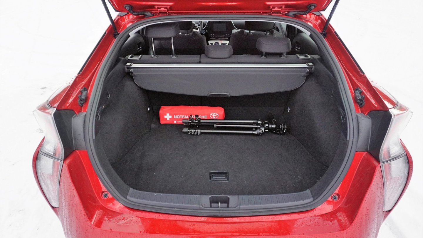 Da die Batterie unter der Rücksitzbank liegt präsentiert sich ein ausreichend großer Kofferraum hinter der großen Klappe.