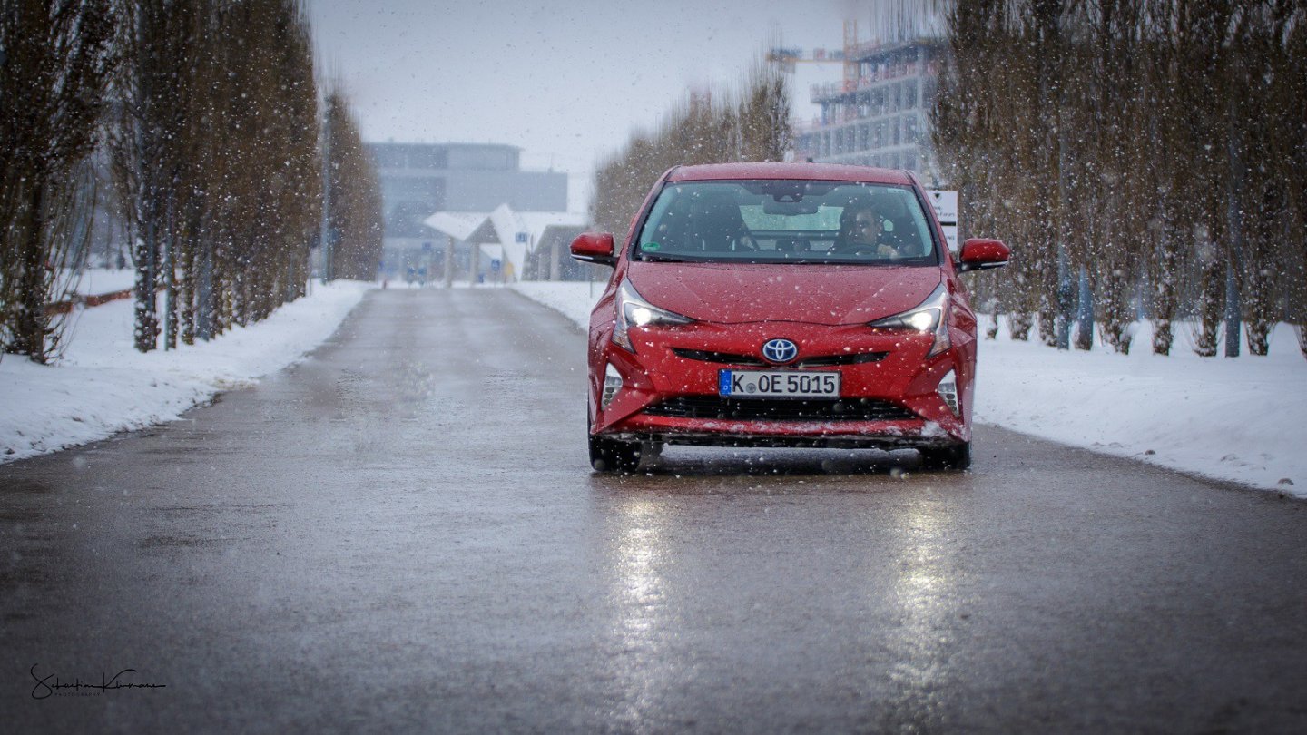Das komfortable Fahrwerk überrascht mit Agilität.