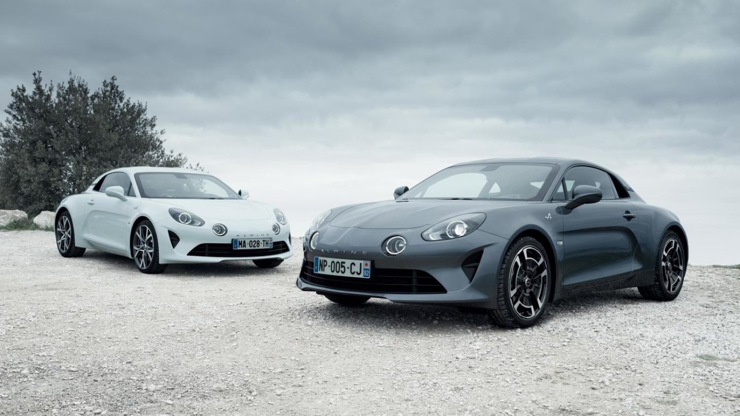 Links die Alpine A110 Pure, rechts das Sondermodell Légende.