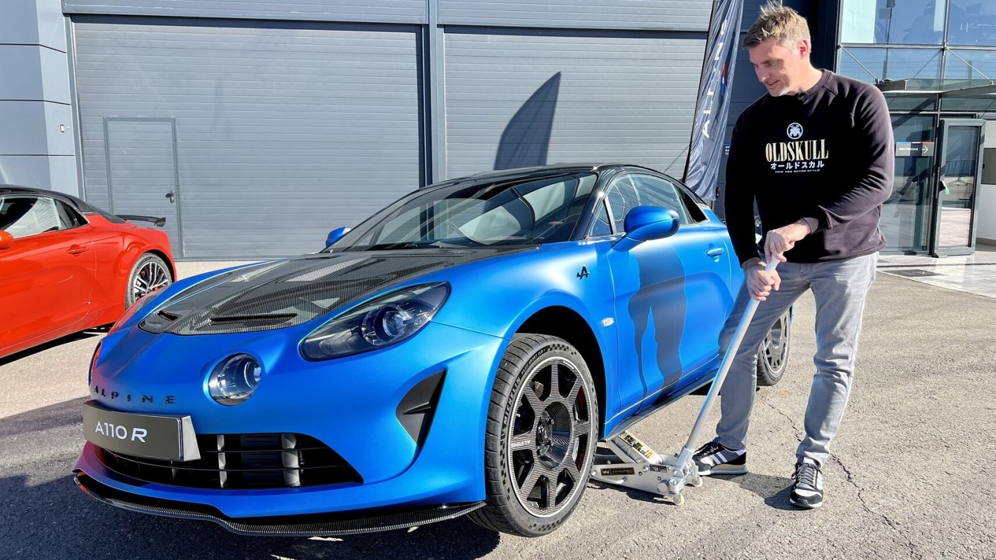 Handarbeit: Per Wagenheber kommt man an das Einstellrädchen für die Dämpfer.