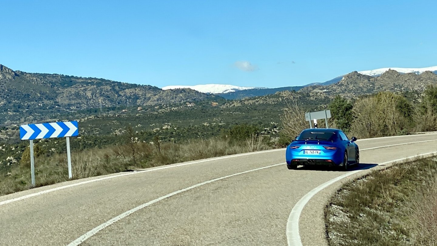 Einsame Bergstraßen sind ein Spielplatz für die Alpine A110 R.