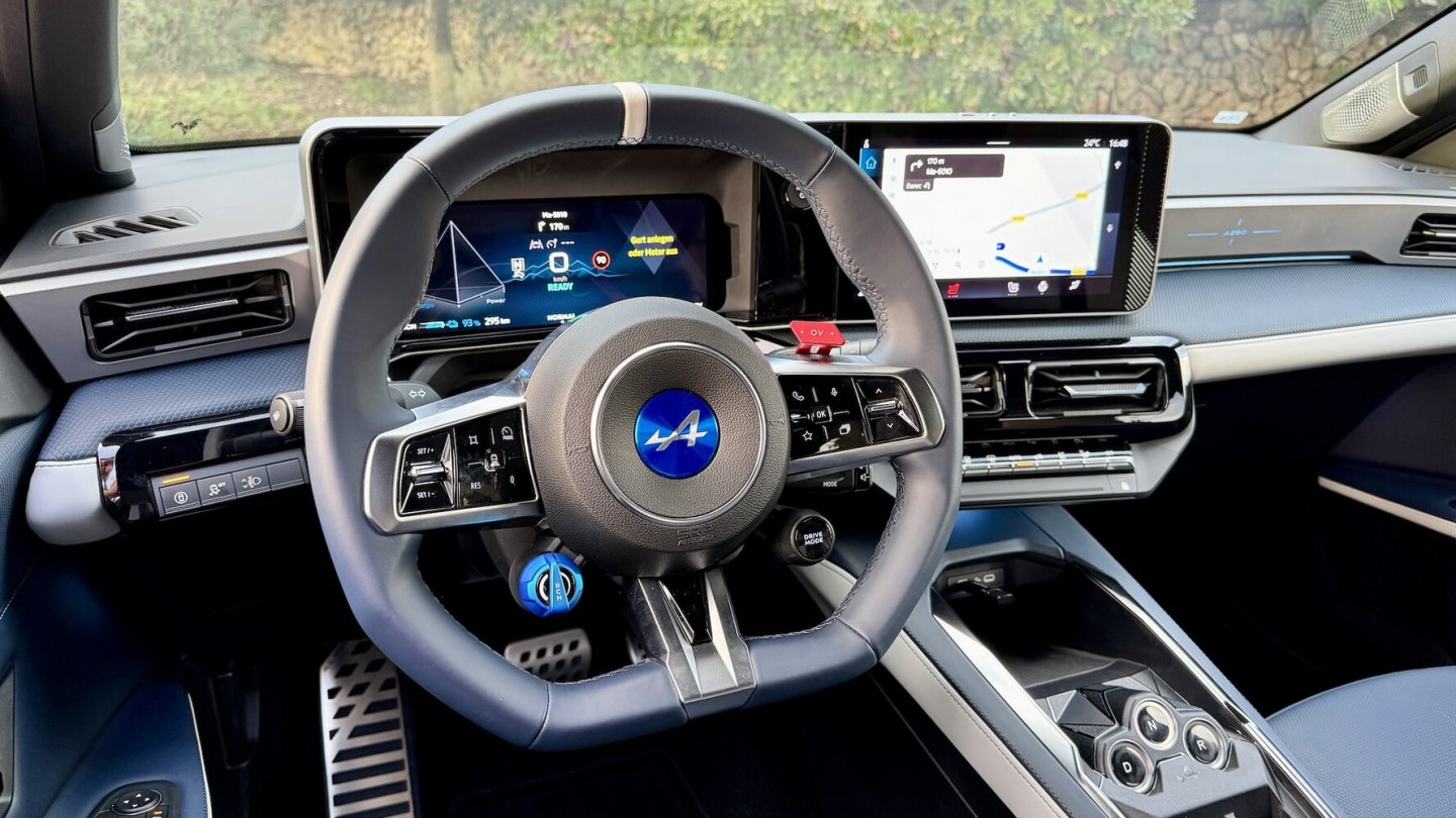 Kleinigkeiten wie die blaue Lenkradnabe kosten Aufpreis.