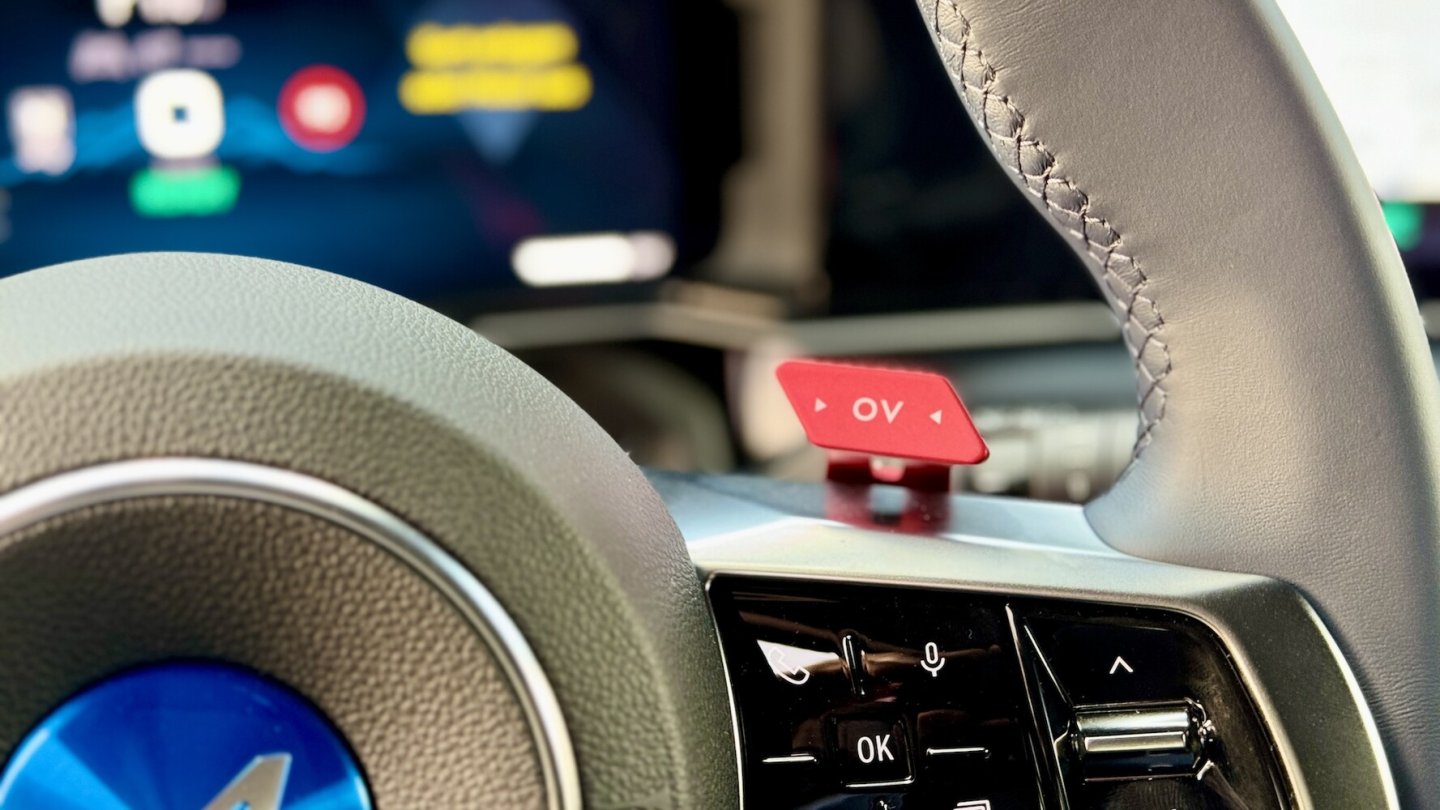 Die OV-Taste im Lenkrad aktiviert alle kW und Nm.