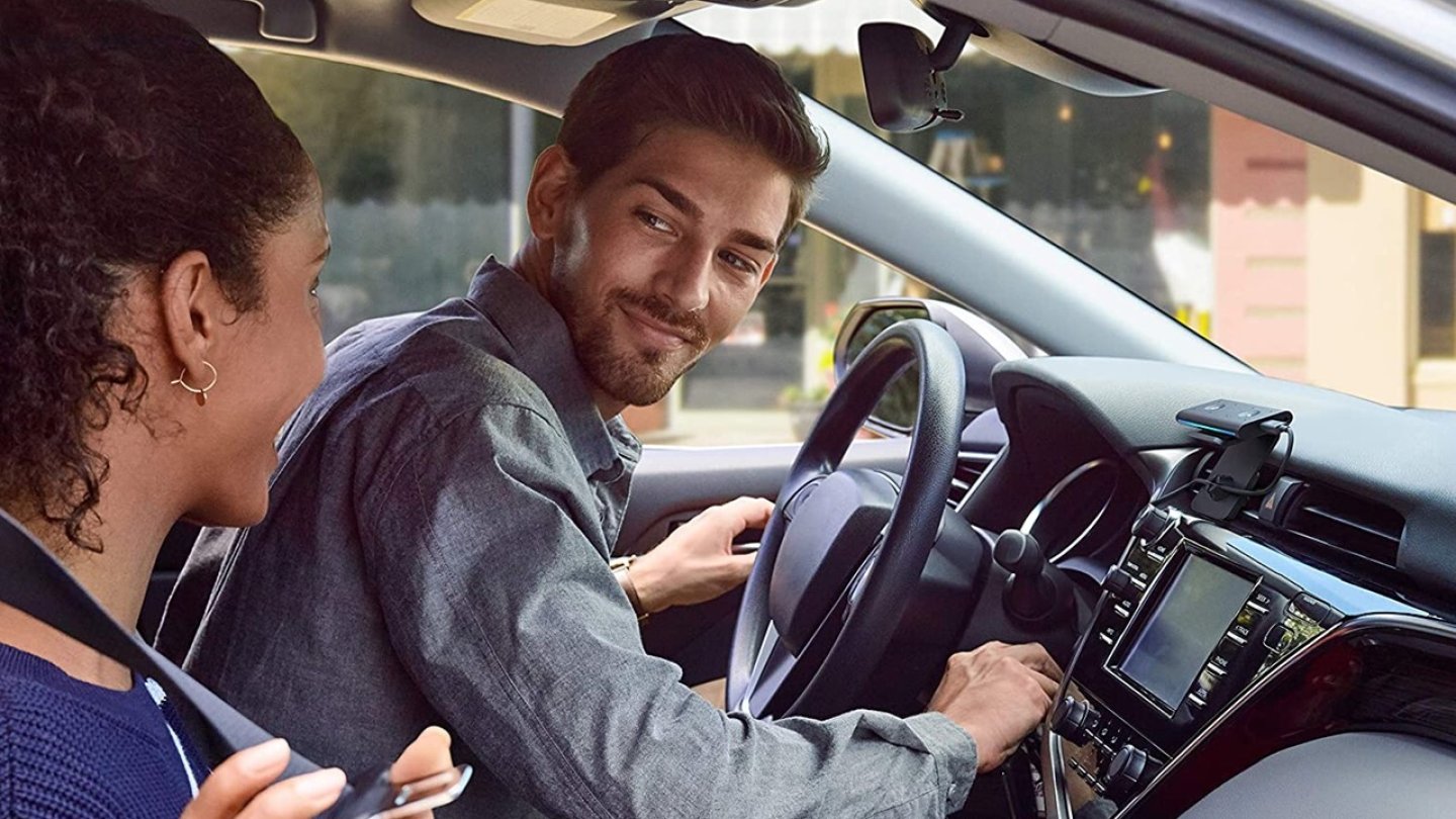 Wie die Beifahrerin heißt, wissen wir nicht. Alexa steckt im Echo Auto.