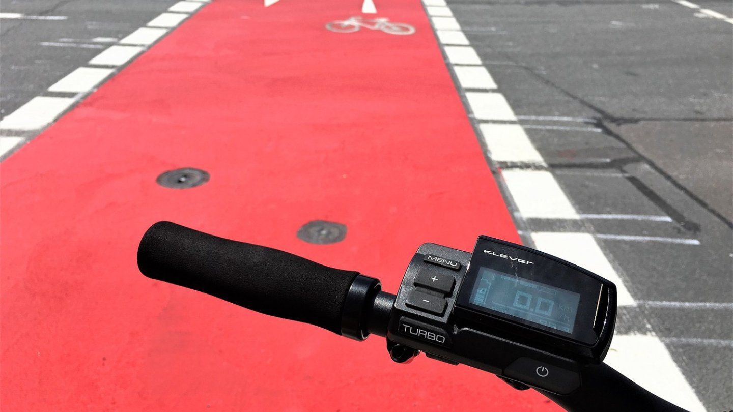 Da rollt die Stadt den roten Teppich aus: Auf Tour dem dem Klever X Commuter.