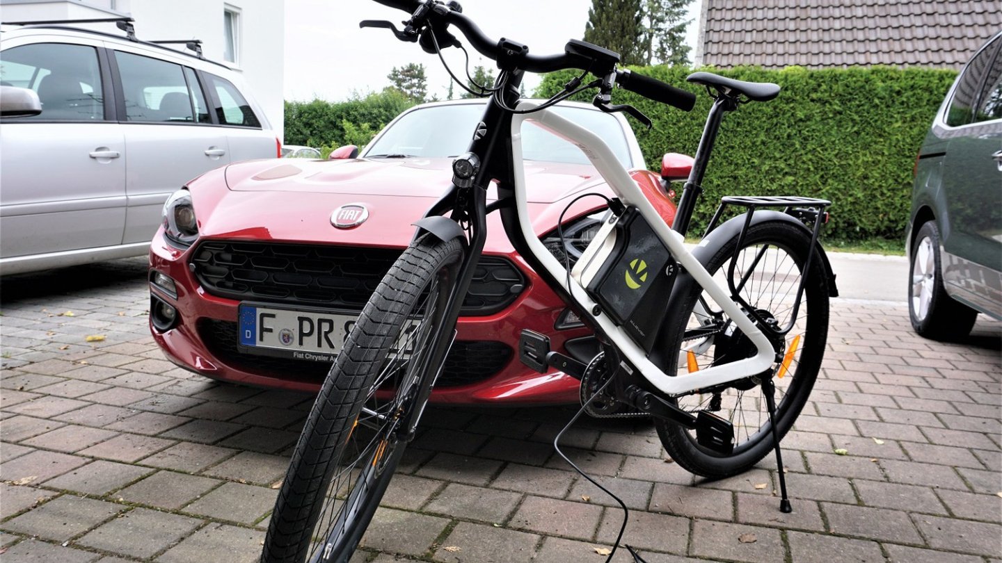 Der Akku lässt sich im Rad laden oder herausnehmen.