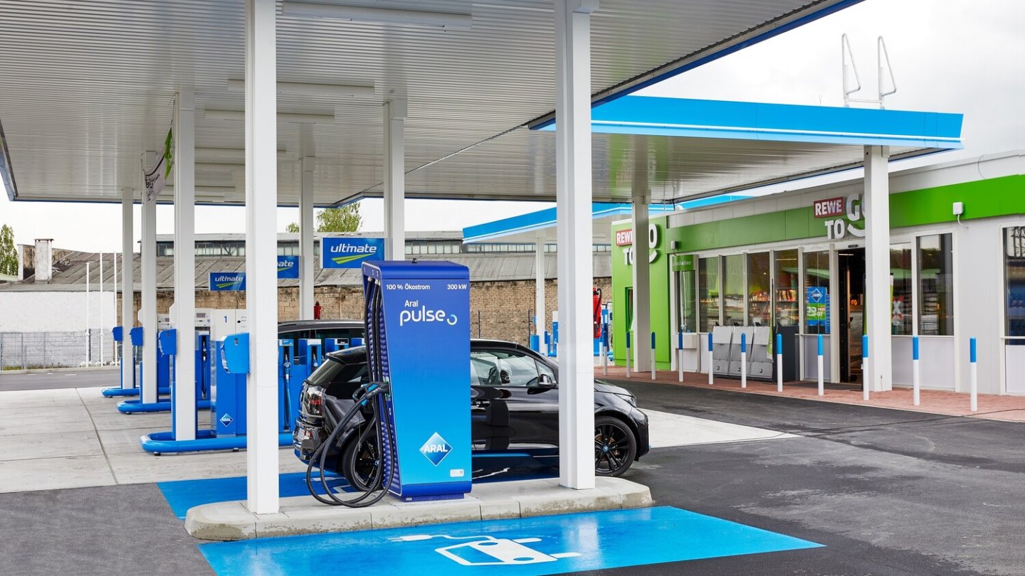 An Tankstellen entstehen auch vermehrt Ladepunkte für Elektrautos.