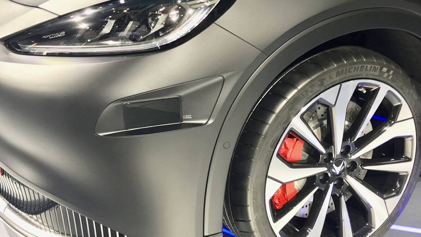 Im vorderen Stoßfänger sitzen Lidar-Sensoren von Huawei.