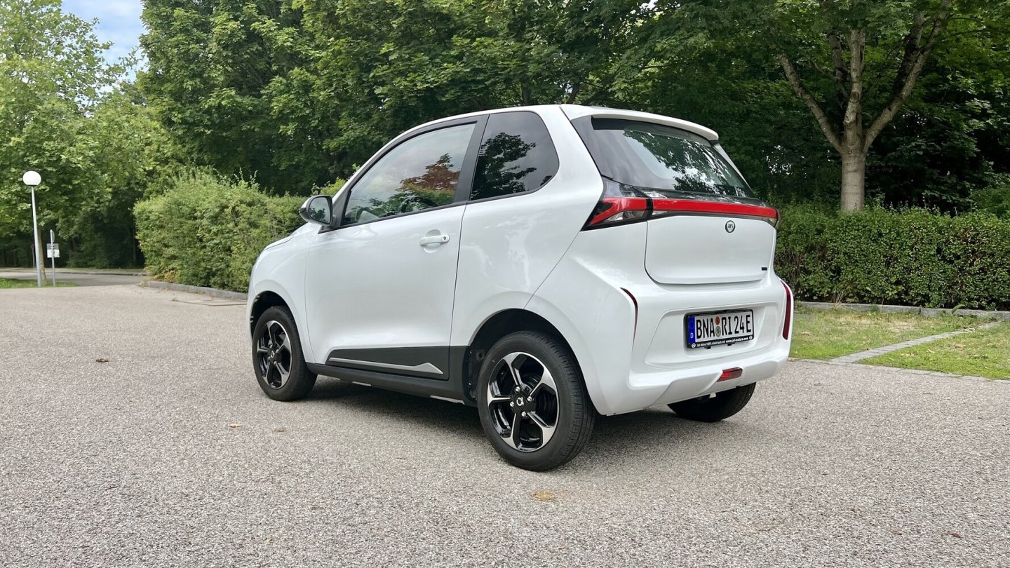 Der Ari 902 ist nur 1,49 Meter breit. Das hilft in engen Gassen und beim Parken.