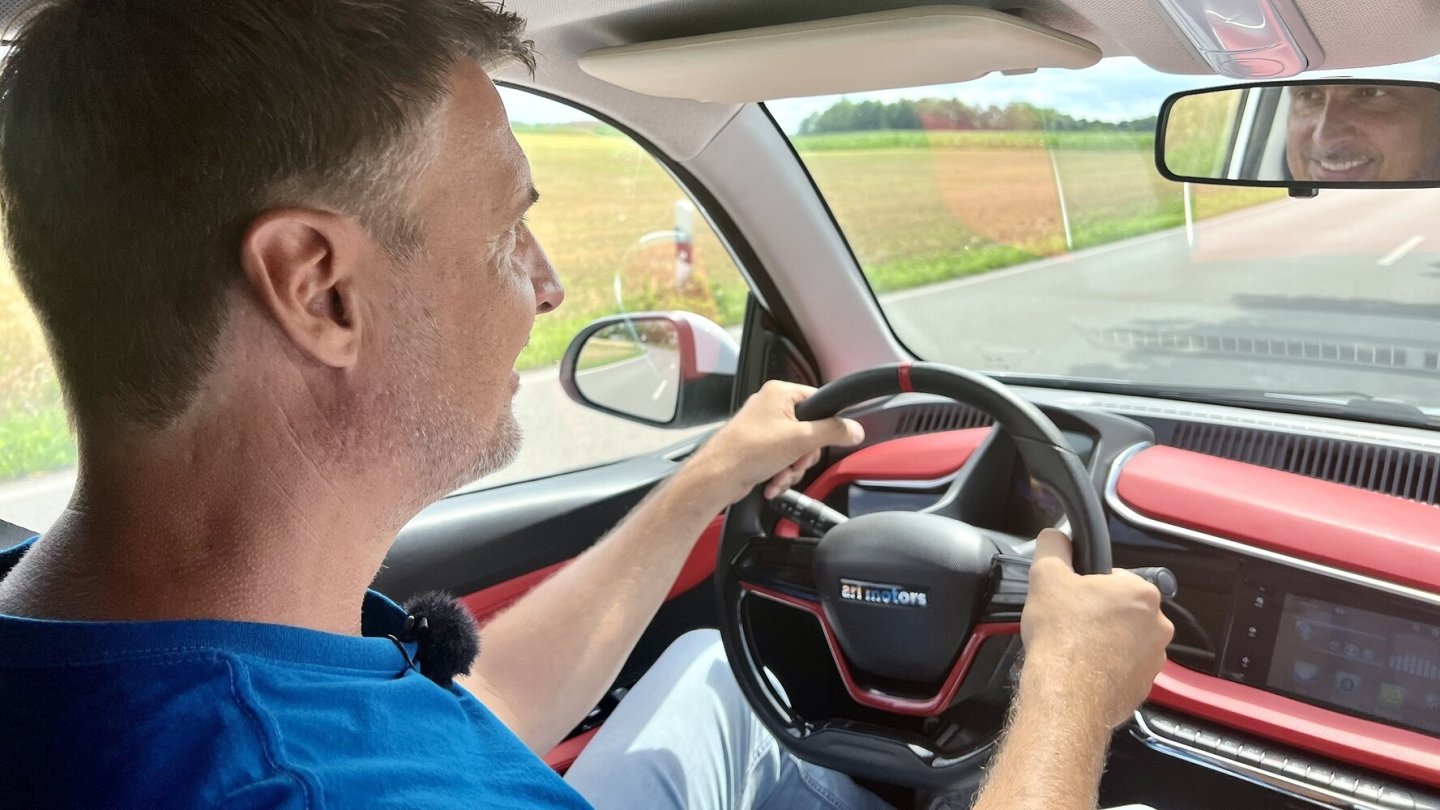 Auch wenn der Tacho vorauseilt, 90 km/h bedeuten Top Speed beim kleinen Ari 902.