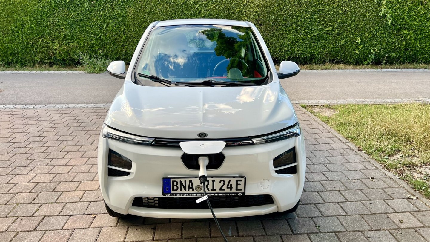 Geladen wird mit 1,8 kW an der Haushaltssteckdose.