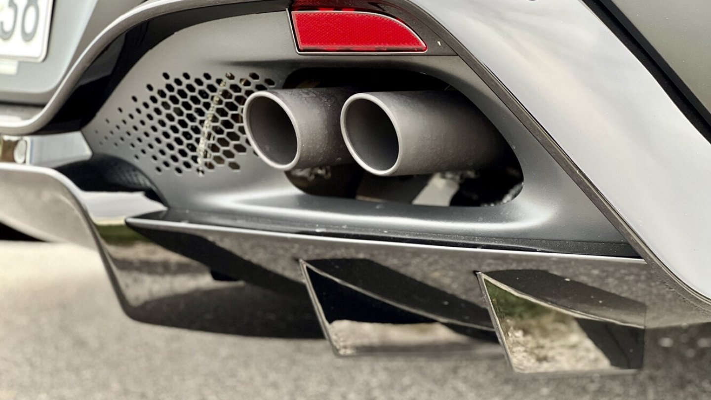 Der doppelt aufgeladene V8 atmet über vier dicke Endrohre aus.