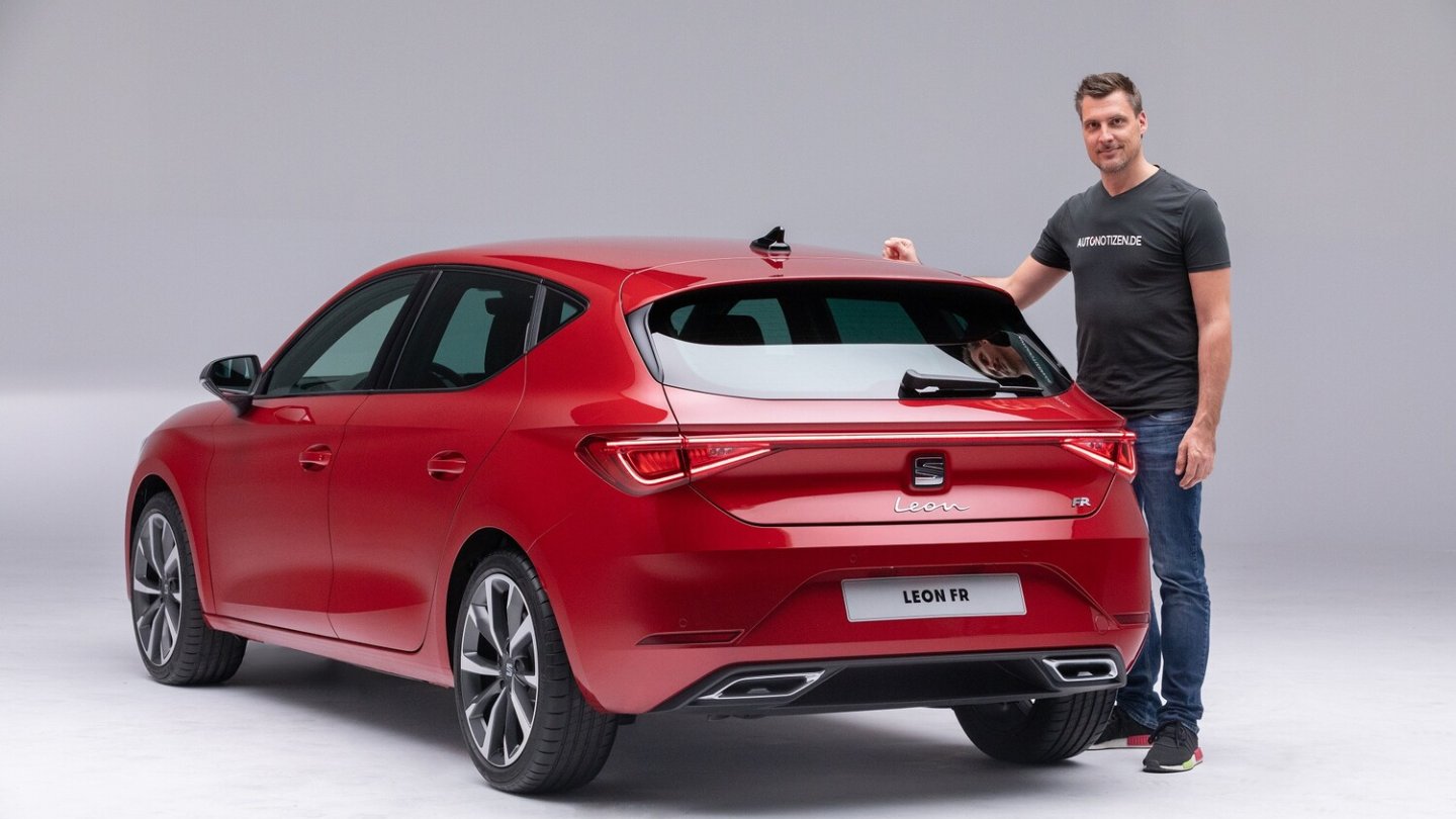 Konzernbruder Seat Leon hat nur optional das charakterische Leuchtenband am Heck.