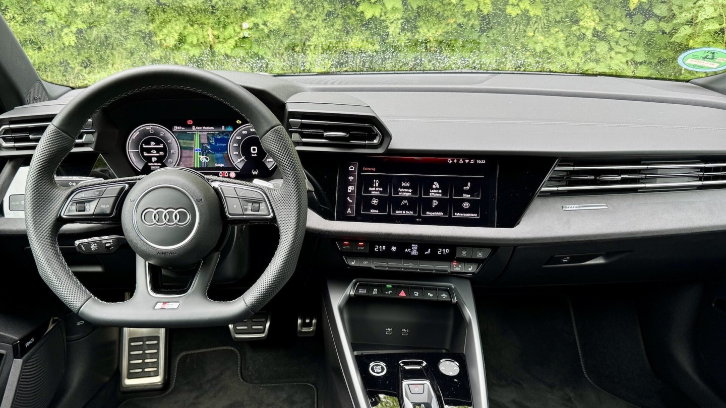 Das unten abgeflachte Sportlenkrad gehört zur Ausstattungslinie S Line.