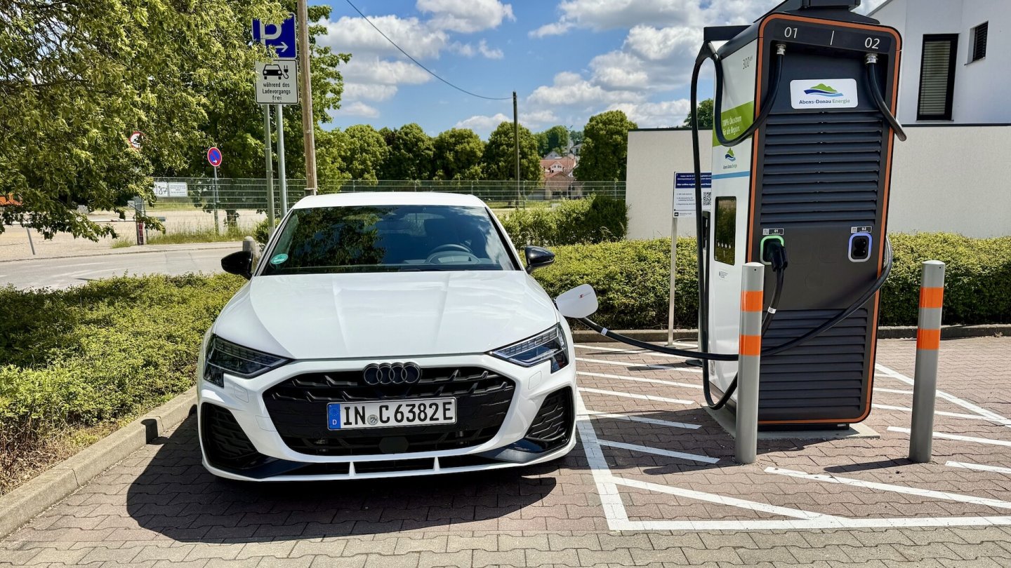 Alltagsszenario: Mit leerem Akku wird der A3 auf dem Discounter-Parkplatz am Schnelllader angesteckt.
