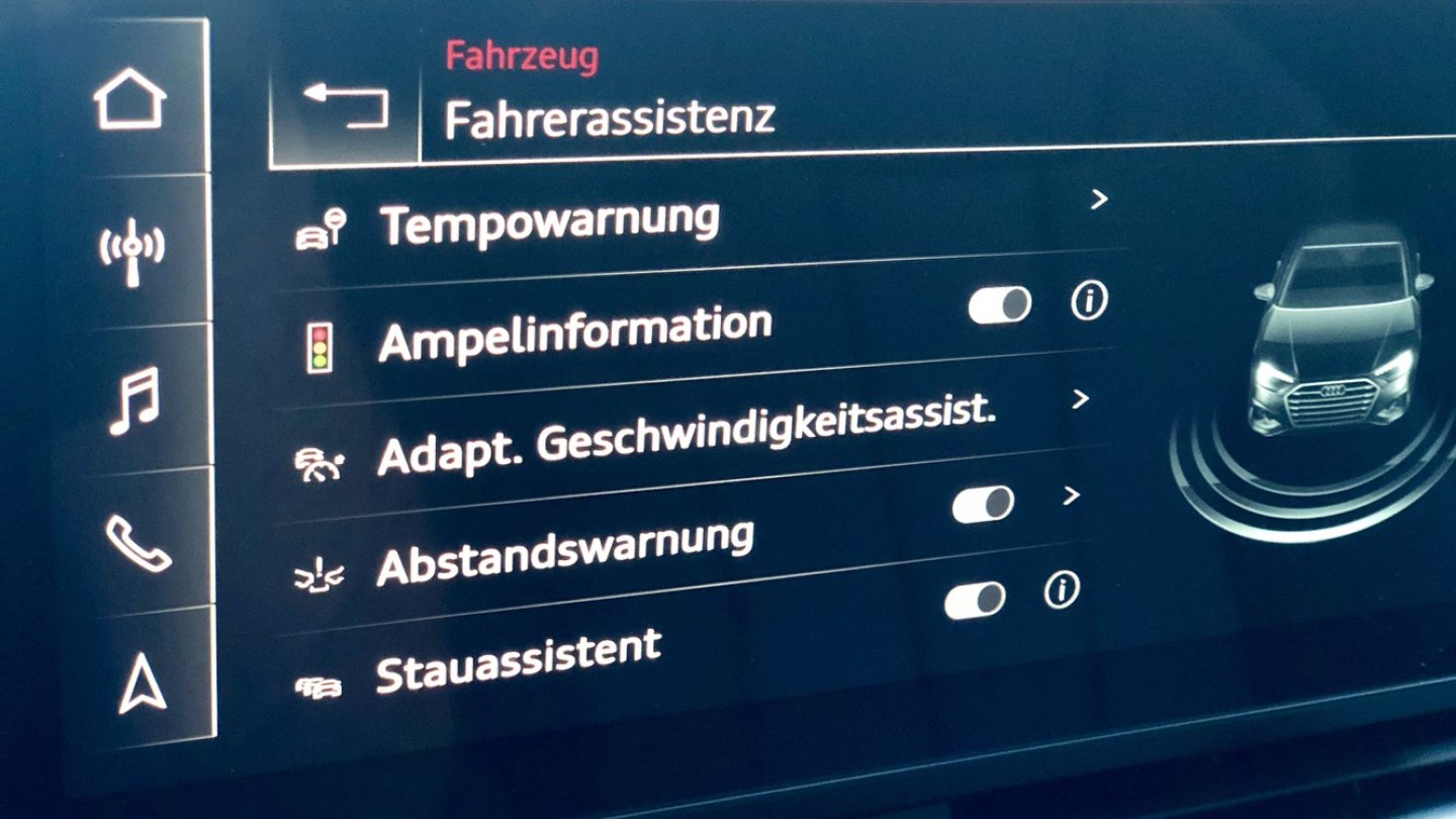 In der Tech-Welt sagt man Car-to-X, im Audi A4 Ampelinformation.