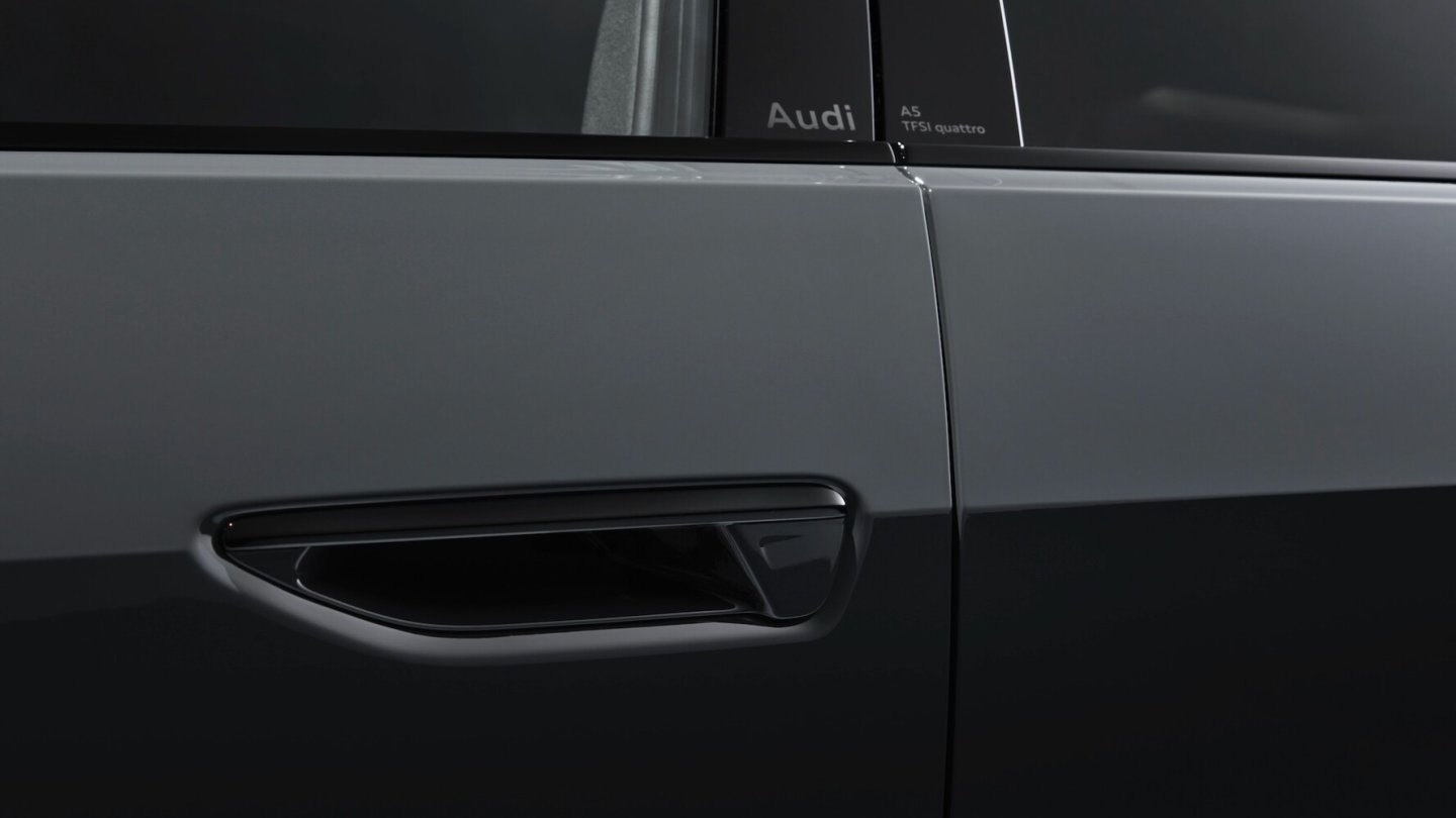 Einen Hinweis auf die Antriebstechnologie gibt es an der B-Säulen-Verkleidung.