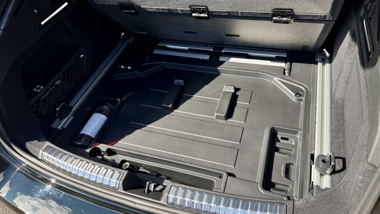 Auch der Mildhybrid kann kein nennenswertes Kellerabteil unter dem variablen Ladeboden im Kofferraum.