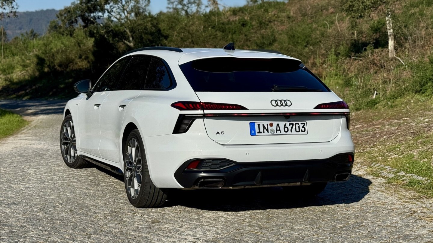 Die Teilung der Rückleuchten ist bei heller Lackfarbe gut zu erkennen.