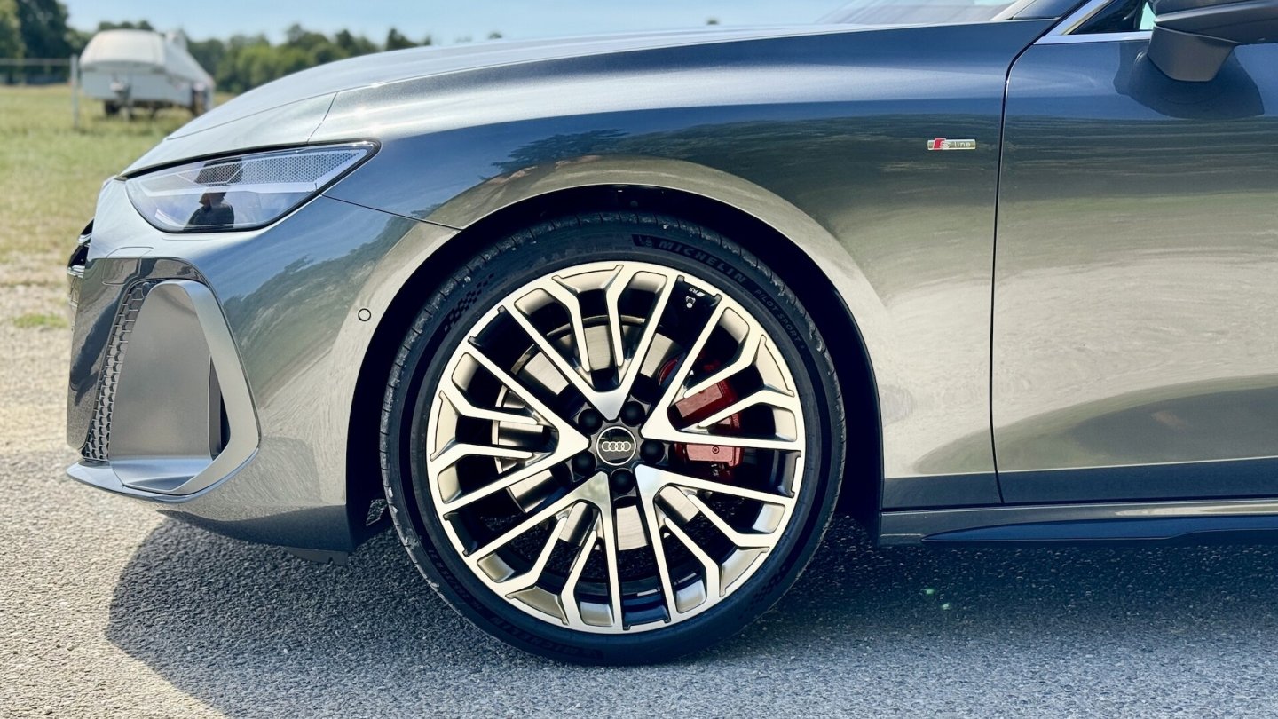 Die 21-Zoll-Felgen des Testwagens kosten 2.940 Euro Aufpreis.