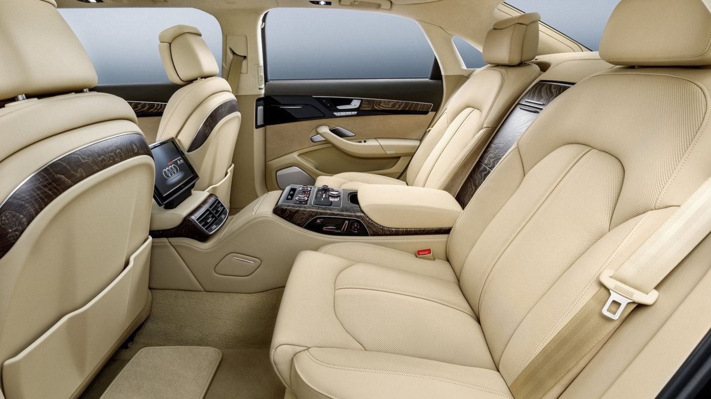 Im langen Audi blicken alle sechs Passagiere nach vorne.