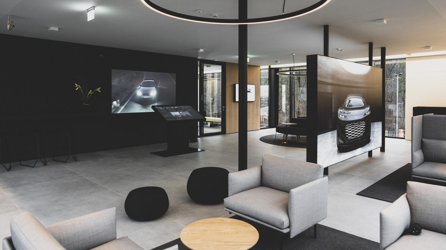 Audi-Fahrer haben Zugang zum gemütlicheren Teil der Lounge.