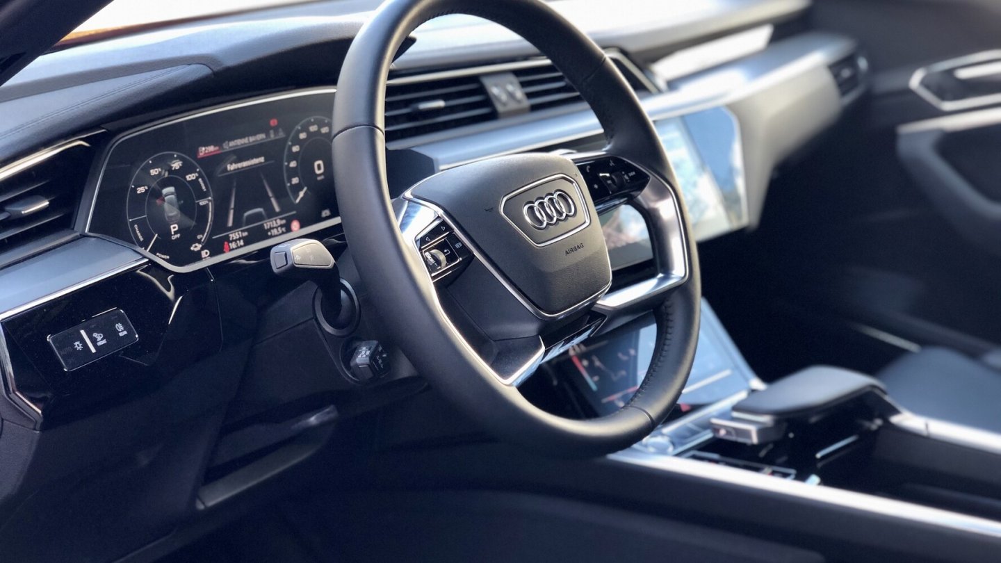 Das Cockpit des Audi e-tron ist voll digital.