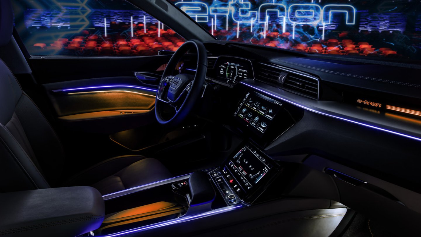 Das Cockpit des elektrischen Audi e-tron.