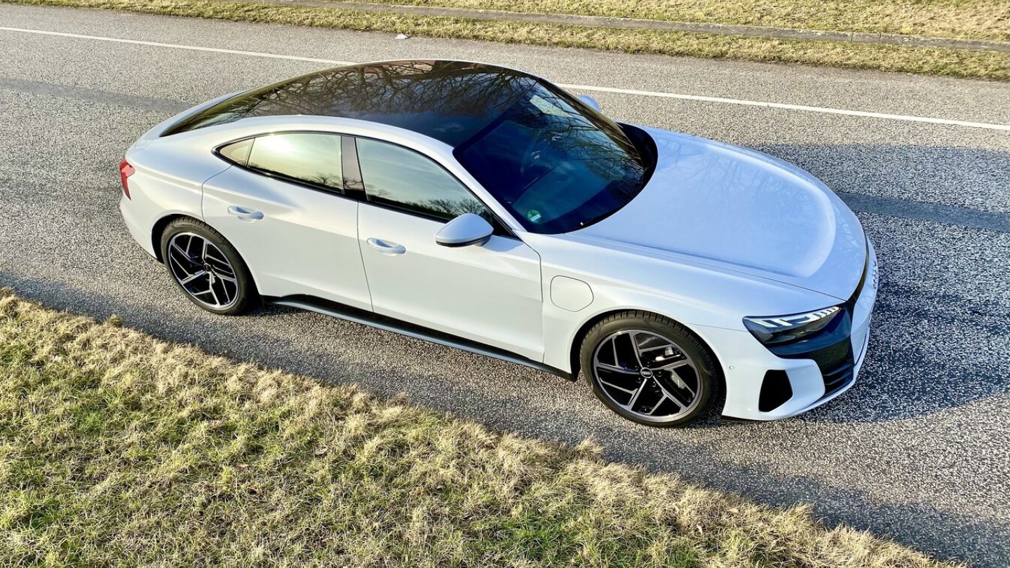 Das Carbondach kostet Aufpreis, spart 12 Kilogramm Gewicht.