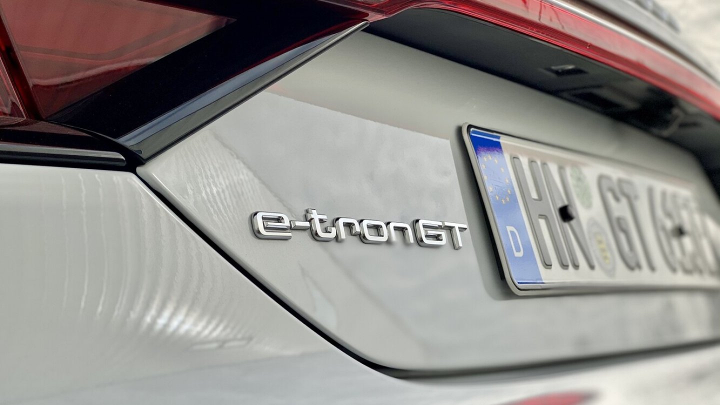 Zwei Elektromotoren leisten bis 350 kW, die Dauerleistung liegt bei 140 kW.