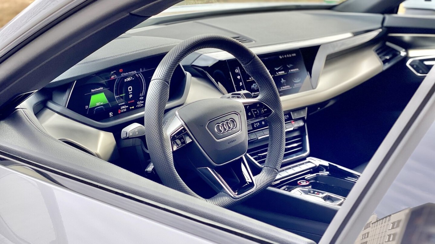 Das Cockpit gefällt mit guter Bedienbarkeit.