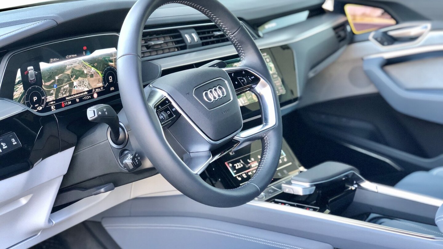 Das Vierspeichenlenkrad trägt der Audi e-tron auch als Sportback.