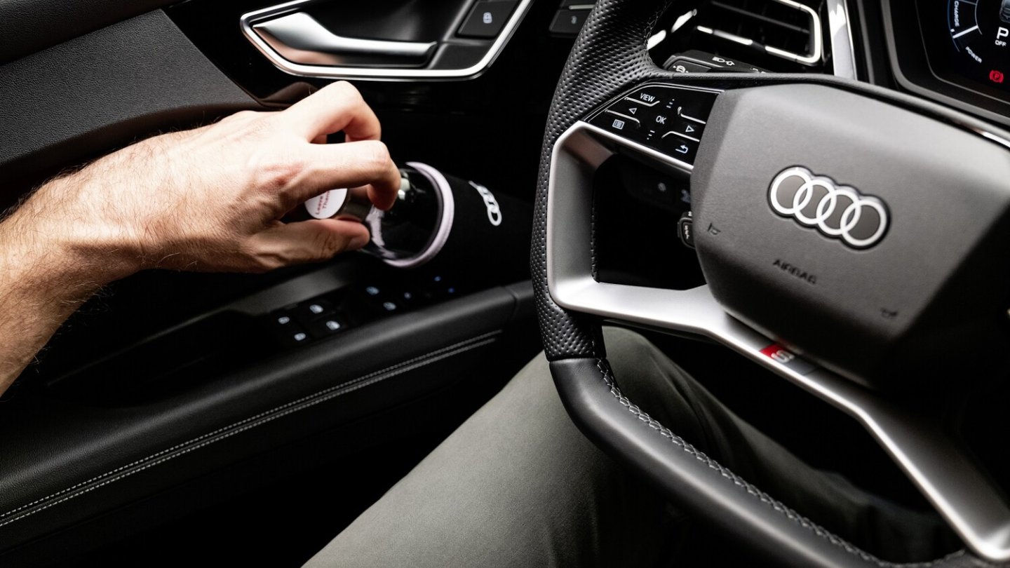 In den Armauflagen finden bis zu 1,5 Liter große Flaschen Platz.