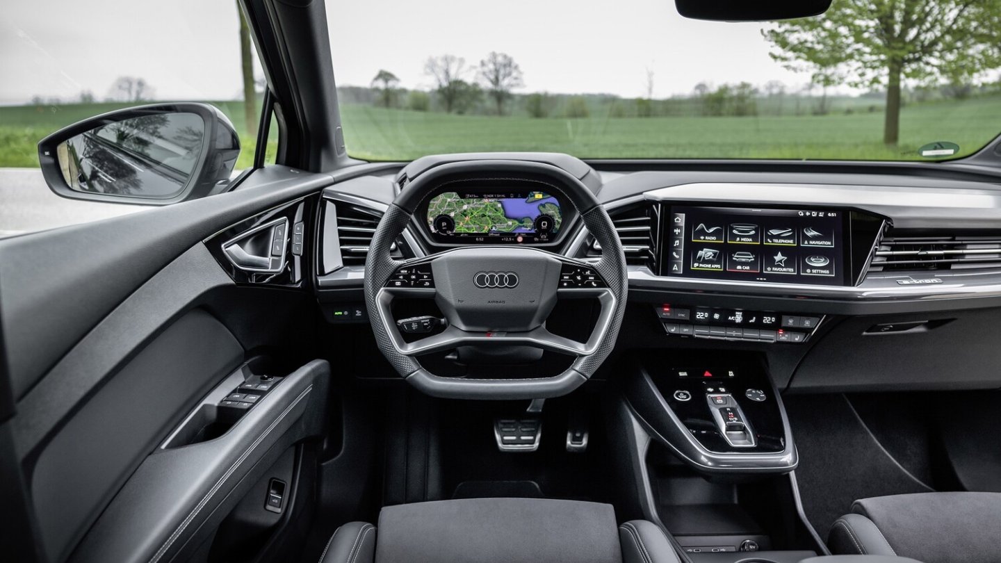 Die Mittelkonsole wendet sich dem Fahrer zu.