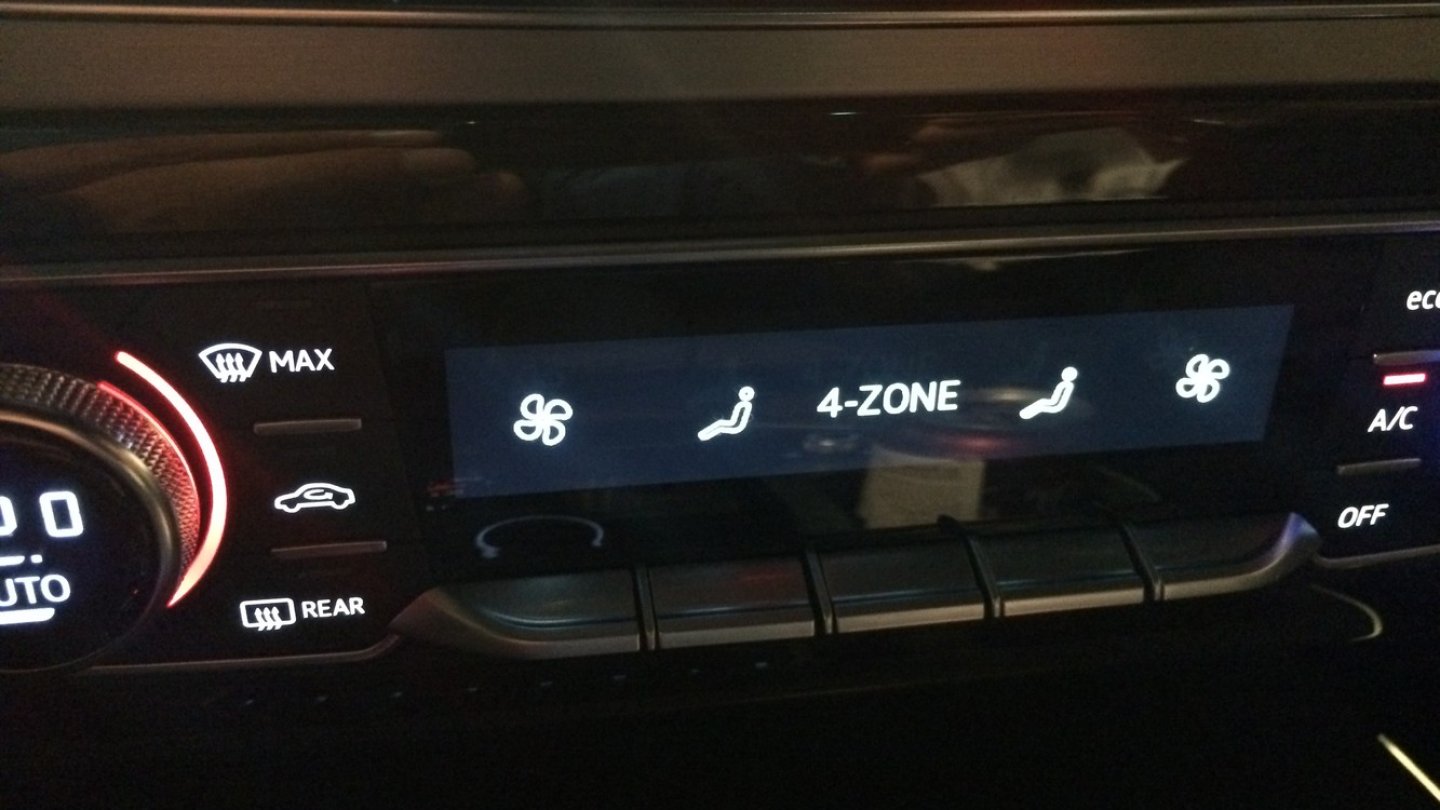 Auch das Klimadisplay ist hochauflösend, schick sind die Induktionstasten