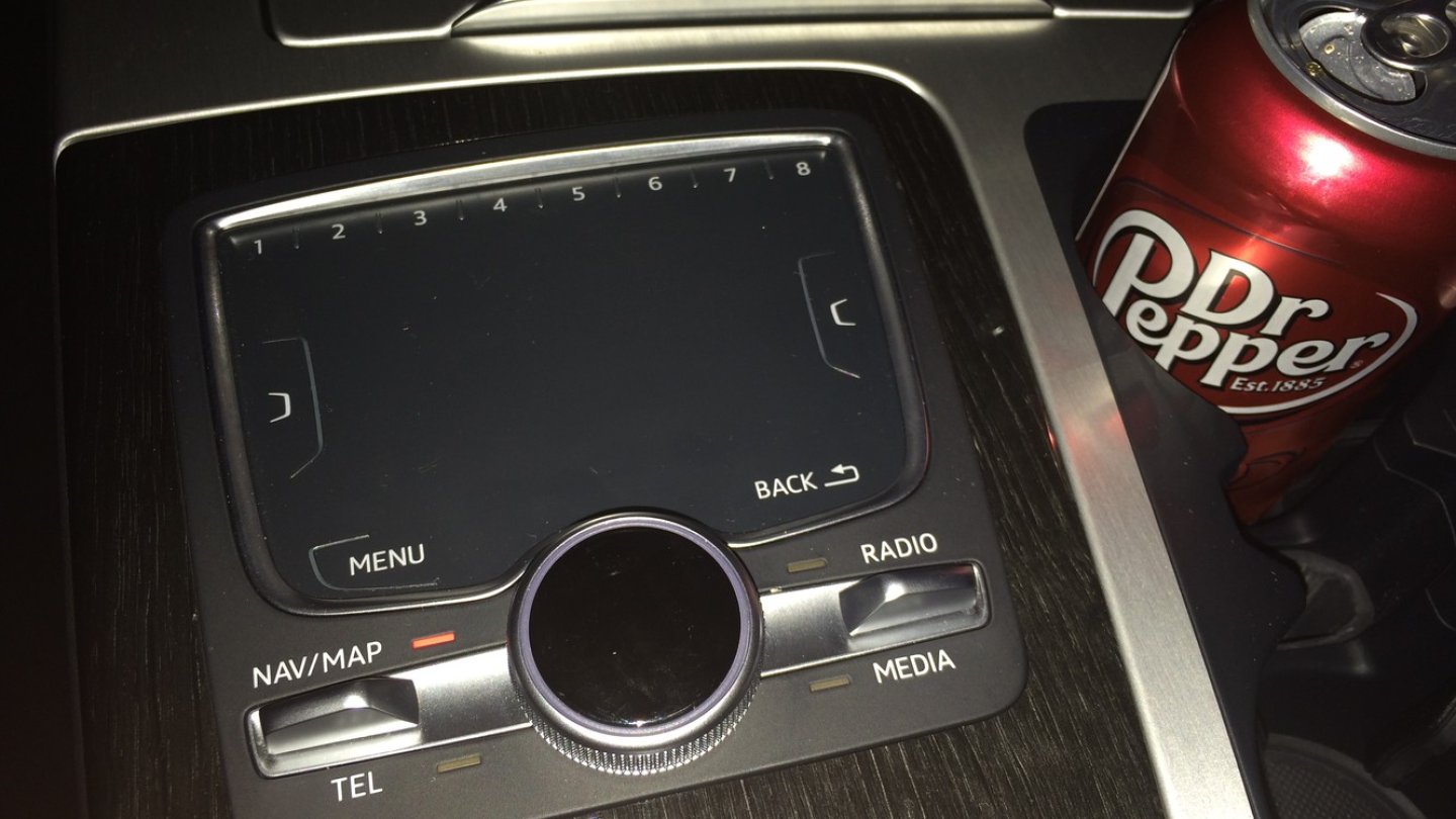 Dreh-Drücksteller und großes Touchpad - nicht immer intuitiv bedienbar