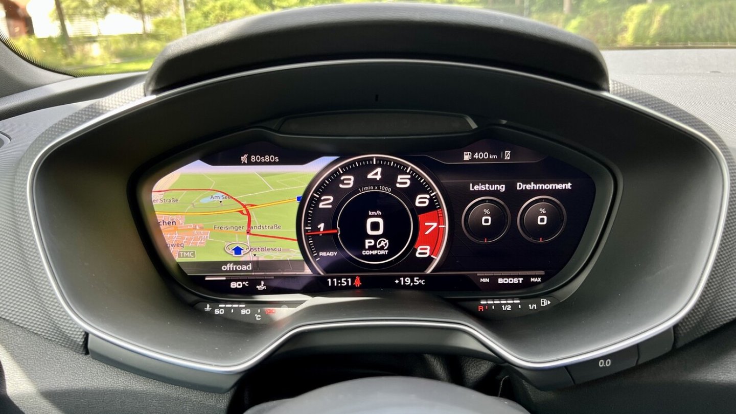 Die Anzeige hinter dem Lenkrad lässt sich vielfältig konfigurieren.